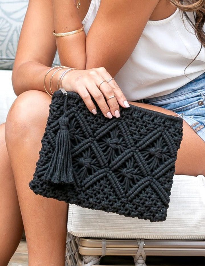 CLUTCH MACRAMÉ ROMBOS CON BORLA