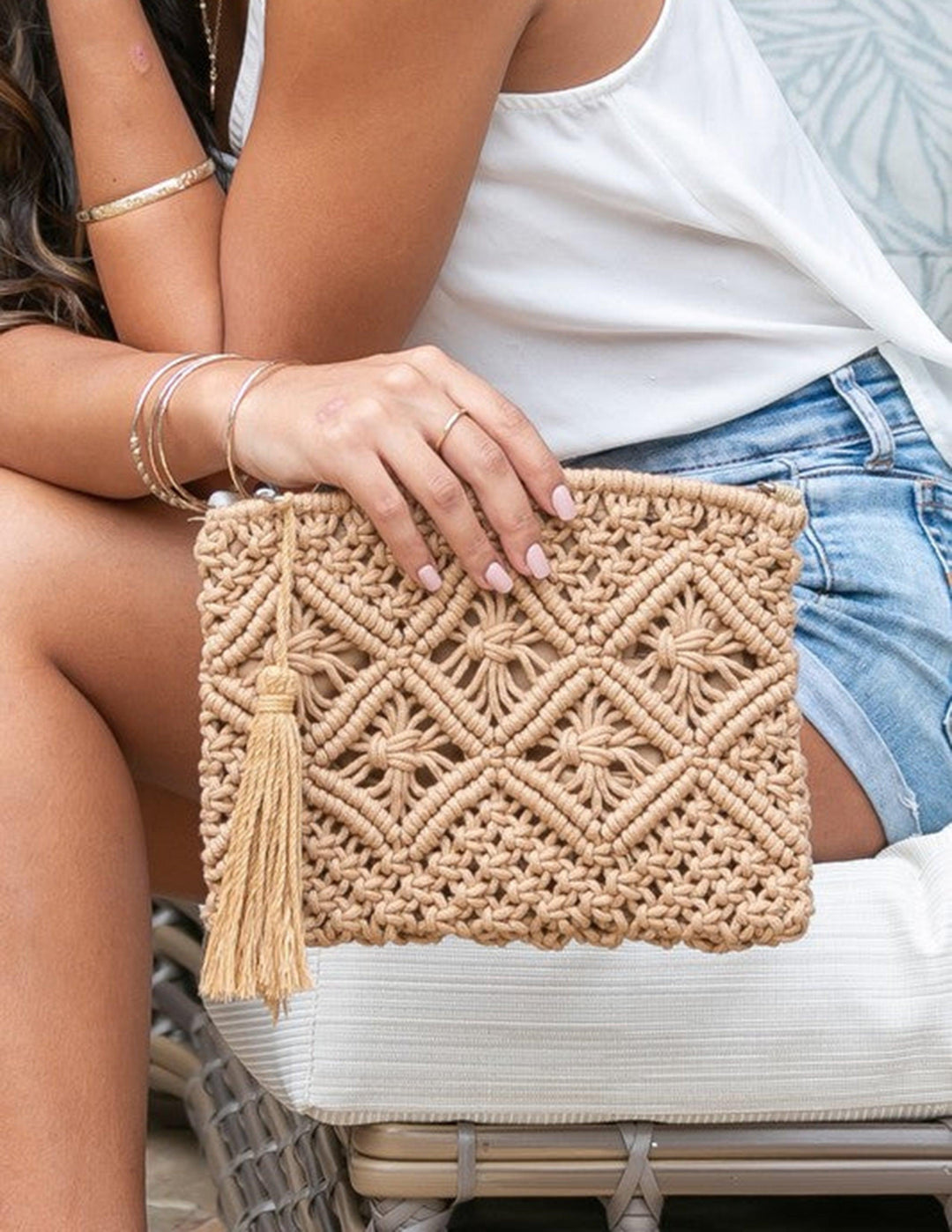 CLUTCH MACRAMÉ ROMBOS CON BORLA